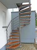 Wendeltreppe Aussen mit Holzstufen