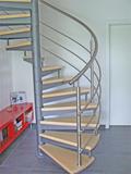 Escalier helicoïdale int avec des marches en bois